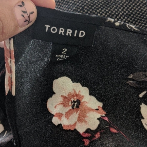 BLACK FLORAL FLUTTER SLEEVE GEORGETTE BLOUSE - Picture 6 of 6